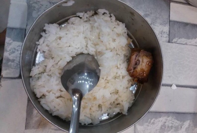 Phàn nàn bữa cơm cữ mẹ chồng nấu vỏn vẹn vài lát thịt rim lõng bõng nước, nàng dâu trẻ bị mắng tơi bời